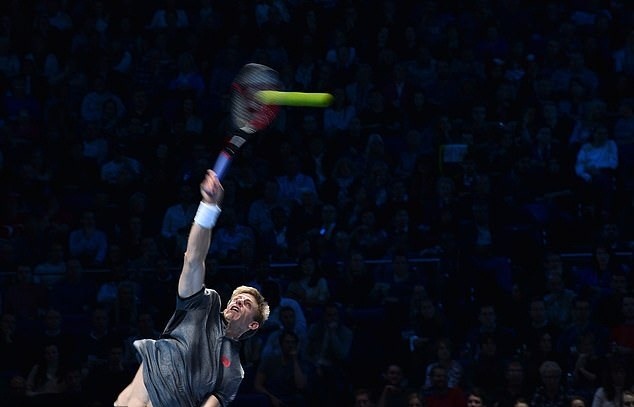 Kevin Anderson không đạt được hiệu quả cao nhất trong những quả giao bóng ở trận này. Ảnh: EPA.