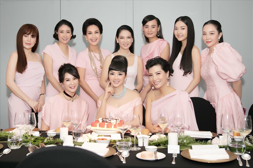 Hoa hậu Giáng My hạnh phúc khi mừng tuổi mới bên bạn bè, đồng nghiệp. Ảnh: Thảo Tiên, Huy Bình.