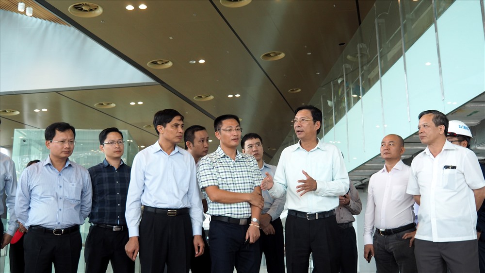 Lãnh đạo tỉnh Quảng Ninh thị sát, chuẩn bị cho việc khánh thành, mở cảng hàng không Vân Đồn vào dịp cuối tháng 12.2018. Ảnh: T.N.D