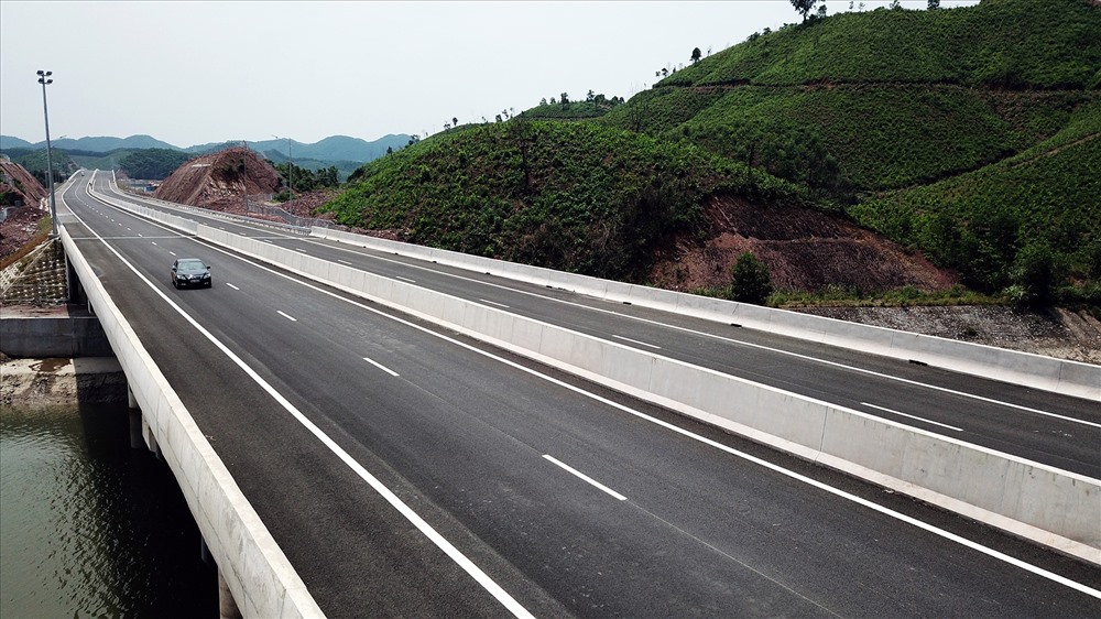 Cao tốc Hạ Long - Vân Đồn là tuyến huyết mạnh giúp khu kinh tế trọng điểm Vân Đồn bứt phá trong nay mai. Ảnh: T.N.D