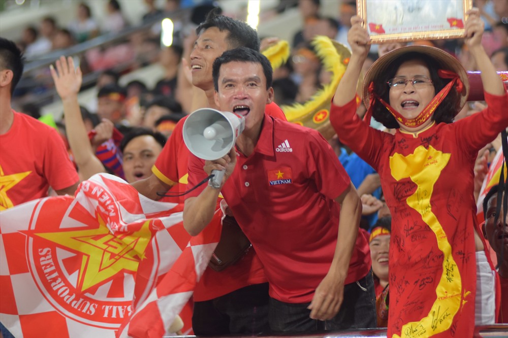Người hâm mộ luôn sát cánh cùng đội tuyển. Ảnh: AFF Suzuki Cup.