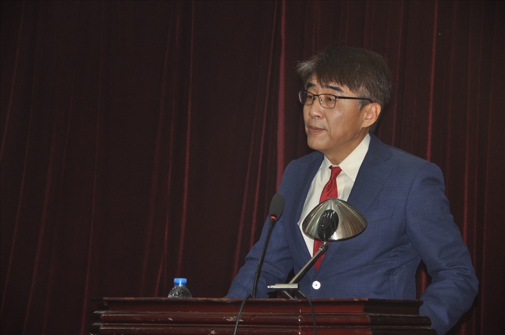 Giám đốc Văn phòng ILO Việt Nam Chang Hee Lee phát biểu tại Hội nghị.