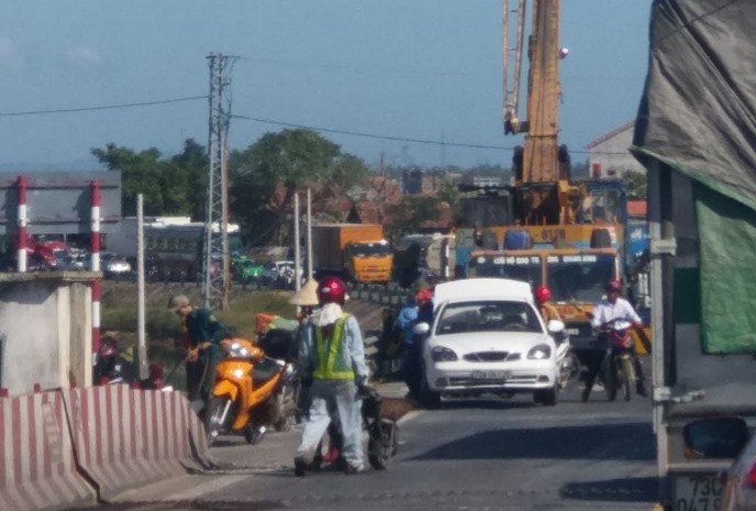 Lực lượng chức năng cẩu xe bị nạn khỏi hiện trường. Ảnh: Lê Phi Long