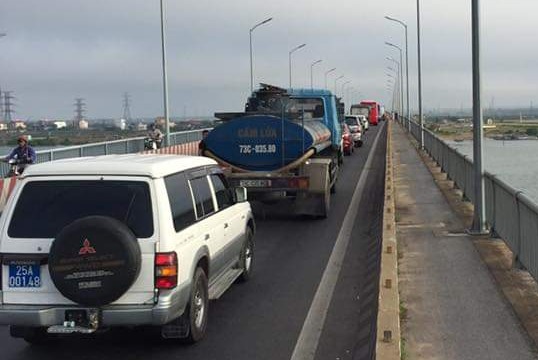 Giao thông trên QL1A đoạn qua khu vực tai nạn bị ách tắc. Ảnh: Lê Phi Long