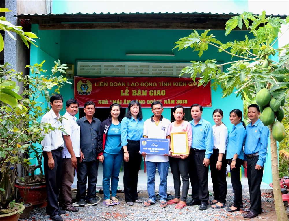 Có được căn nhà khang trang, chị Diên an tâm công tác, làm việc hiệu quả hơn. Ảnh: LT