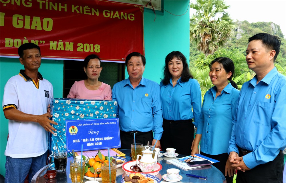 LĐLĐ tỉnh, Công đoàn ngành, BGH và CĐCS trường Dân tộc Nội trú Hà Tiên tặng quà cho gia đình chị Diên. Ảnh: Lục Tùng