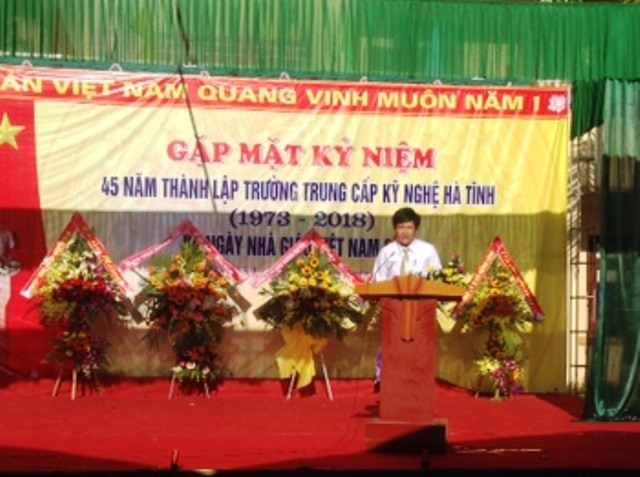 Lãnh đạo nhà trường phát biểu chào mừng lễ kỉ niệm