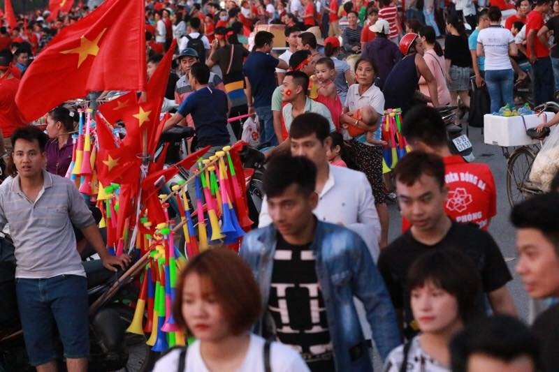 Cổ động viên ùn ùn kéo đi xem, đoạn qua sân Mỹ Đình giao thông tê liệt.