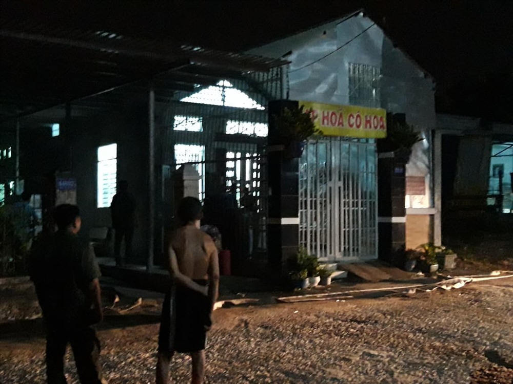 Đến 23h30 Công an vẫn đang giải cứu 2 đứa trẻ bị người đàn ông nhốt trên gác của găn nhà.
