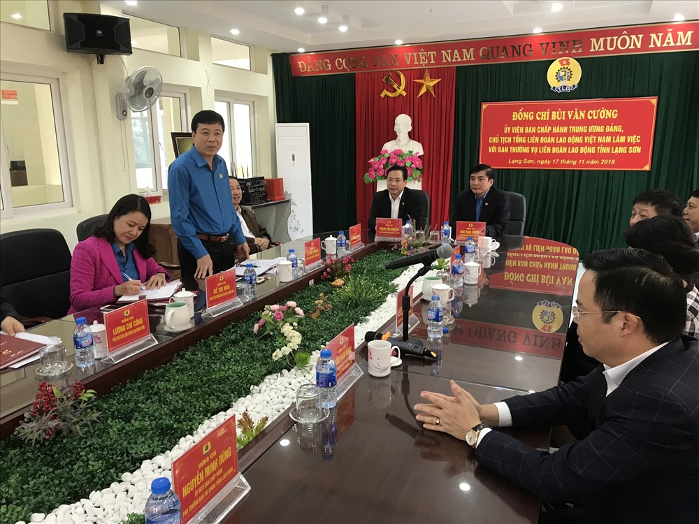 Chủ tịch LĐLĐ tỉnh Lạng Sơn Lý Đức Thanh báo cáo công tác CĐ tại buổi làm việc. Ảnh: V.L