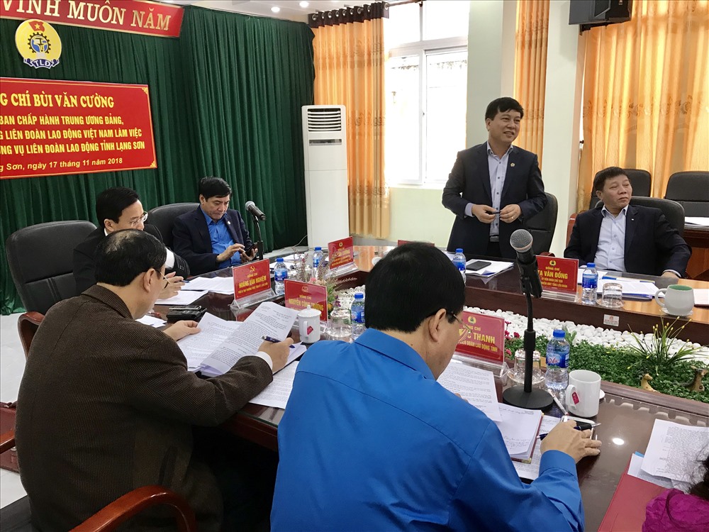 Đồng chí Vũ Anh Đức - Uỷ viên Đoàn Chủ tịch, Trưởng ban Tổ chức Tổng LĐLĐVN - phát biểu tại buổi làm việc. Ảnh: V.L