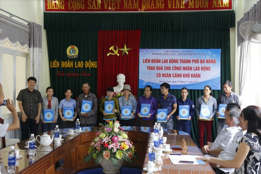 Quang cảnh buổi trao tặng quà cho 10 công nhân.