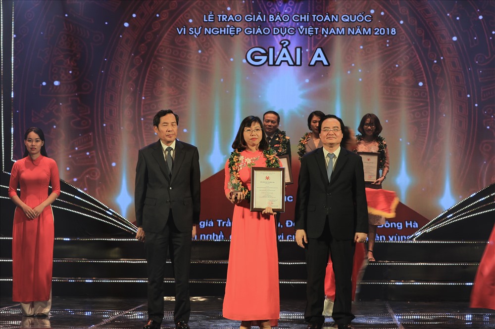 Đại diện nhóm tác giả, nhà báo Đặng Chung lên nhận giải.