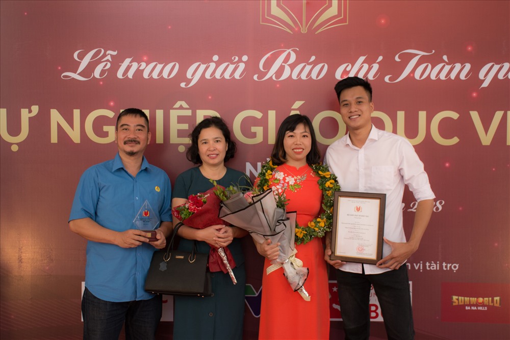 Nhóm tác giả Trần Duy Hưng - Đặng Chung - Văn Phú.