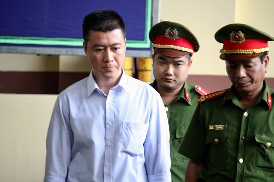 Nam được đưa đến vị trí ngồi.