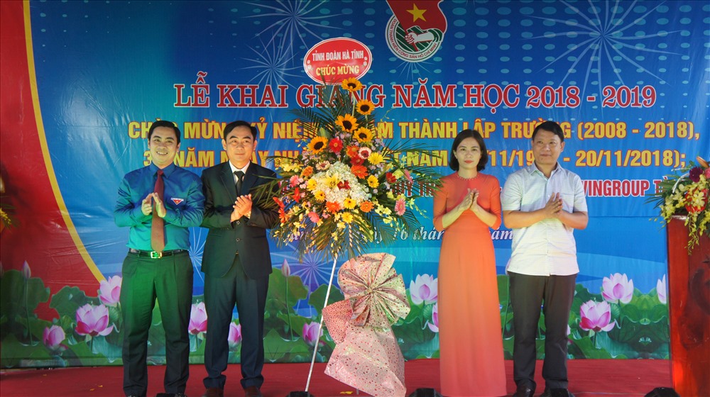 Lãnh đạo tỉnh đoàn Hà Tĩnh, huyện Can Lộc tặng hoa chúc mừng