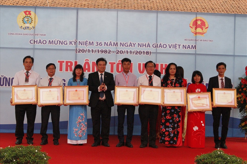 Cô giáo Lê Thị Lợi (Áo dài đỏ) nhận bằng khen của Bộ Giáo dục Đào tạo. Ảnh: Nguyễn Hà