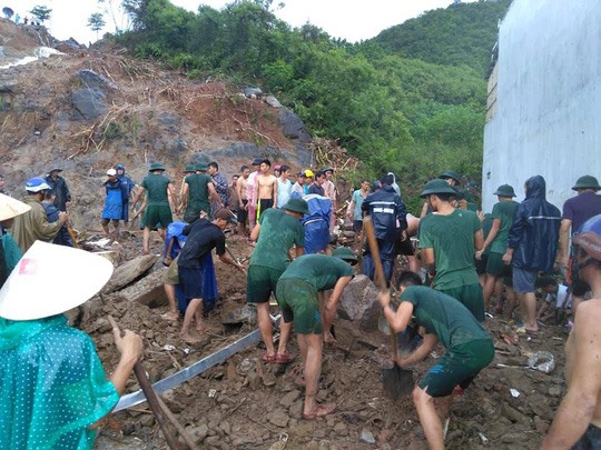 Lực lượng chức năng tìm kiếm nạn nhân vụ sạt lở ở phường Vĩnh Hòa.