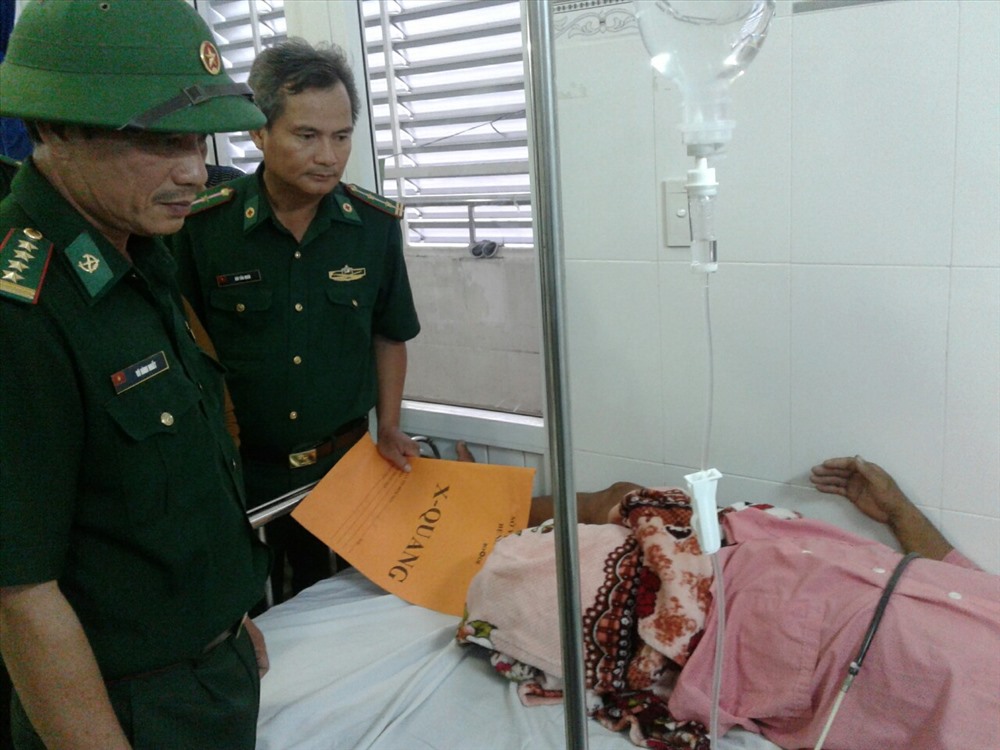 Bộ Chỉ huy Bộ đội biên phòng tỉnh Ninh Thuận, đã đến Bệnh viện đa khoa tỉnh thăm hỏi cho gia đình anh Lê Văn Hải.