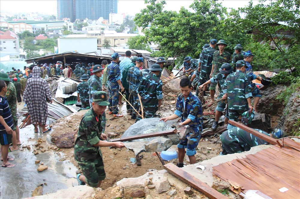 Do địa hình bị chia cắt, quân đội đã được huy động để ứng cứu người dân Vĩnh Trường ngay sau sạt lở. Ảnh: P.L