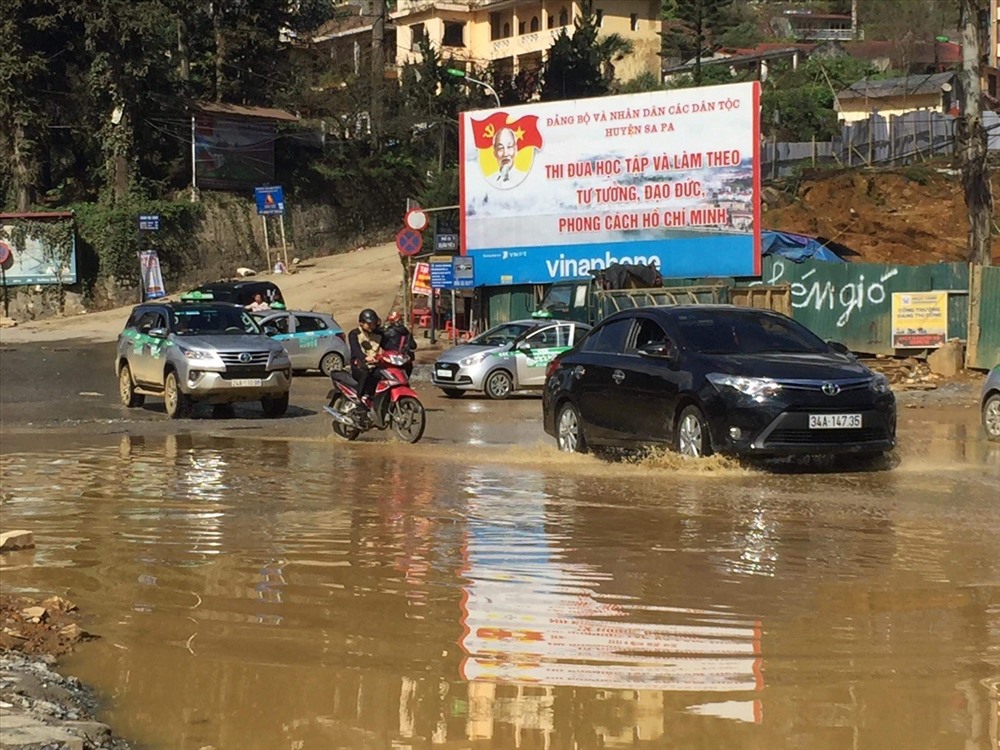 Các con đường tại Sapa đang bị “băm nát“. Ảnh: MH