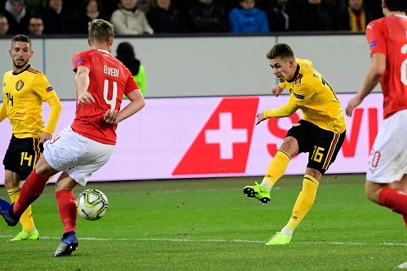 Thorgan Hazard (số 16) đưa ĐT Bỉ vươn lên dẫn trước từ khá sớm (Ảnh: Getty)