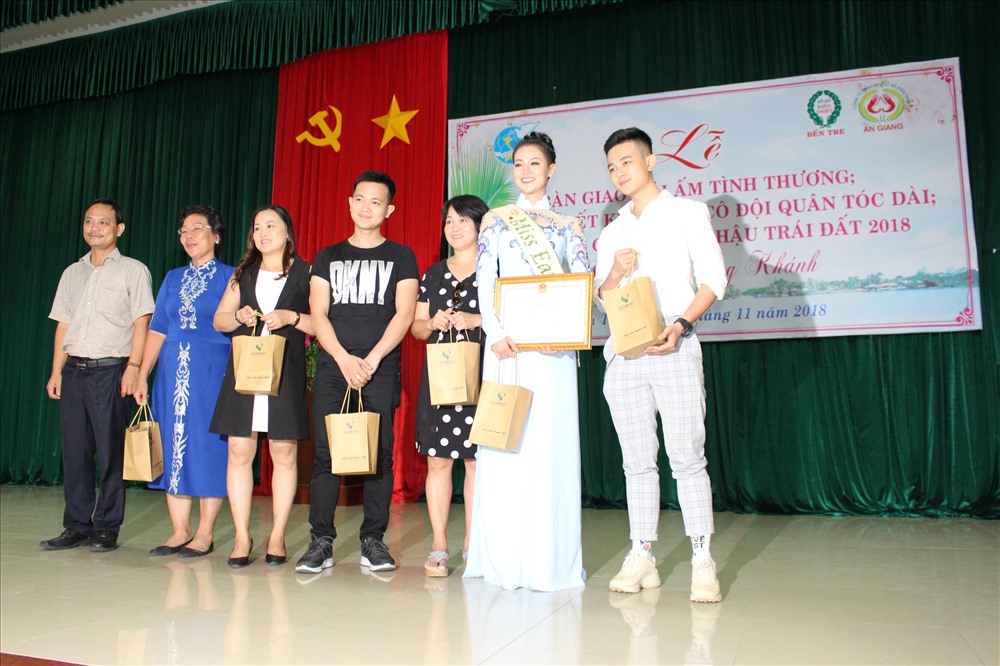 Bà Phương cùng 3 con (phía bên bên phải) trong lần về thăm Bến Tre mới đây.