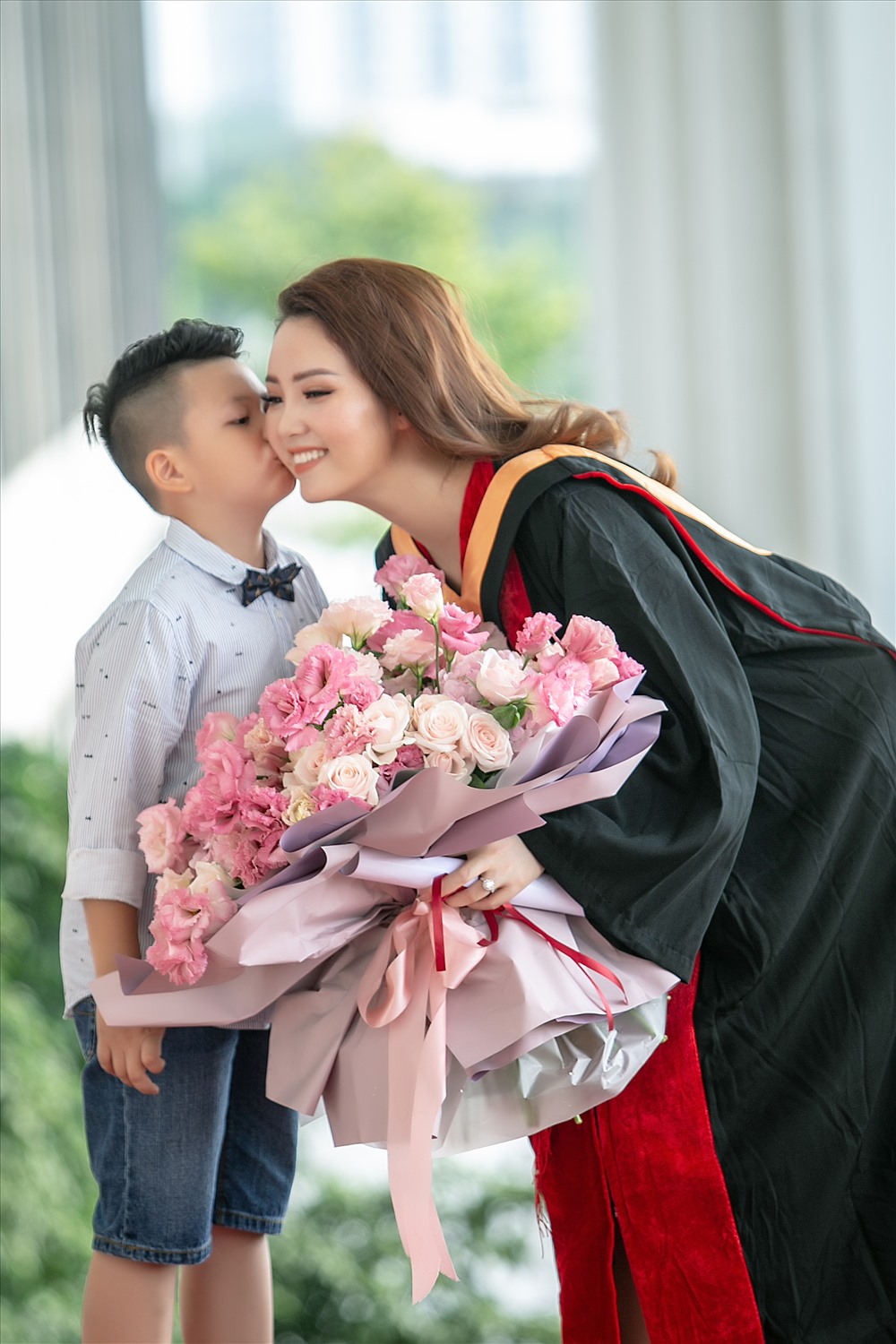 Con trai Tony của Á hậu Thụy Vân lớn phổng phao bên cạnh mẹ.
