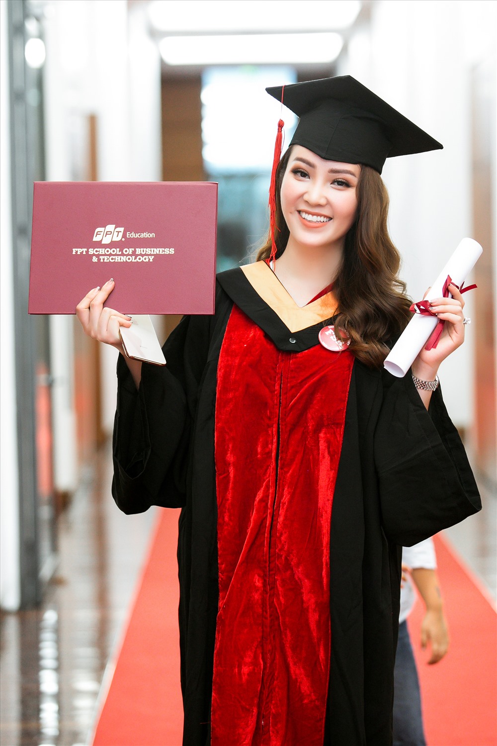 Á hậu Thụy Vân trong ngày nhận bằng thạc sĩ MBA. Ảnh: Hải Bá.