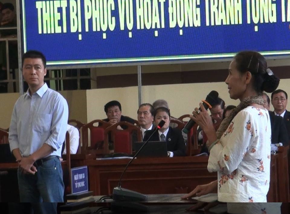 Phan Sào Nam quay lại nhìn mẹ với vẻ mặt khá buồn. Ảnh CN.