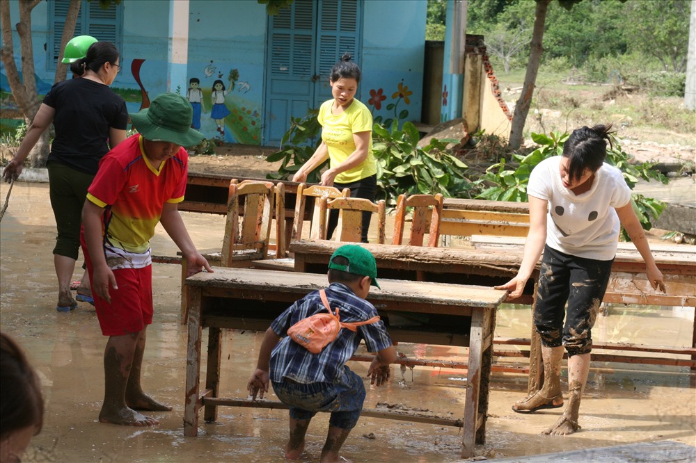Toàn bộ kế hoạch tổ chức ngày nhà giáo phải hủy 69 thầy cô Trường Tiểu học Phước Đồng đang tập trung dợn 2 điểm trường dự kiến phải mất 2-3 ngày nữa. Ảnh: P.Linh
