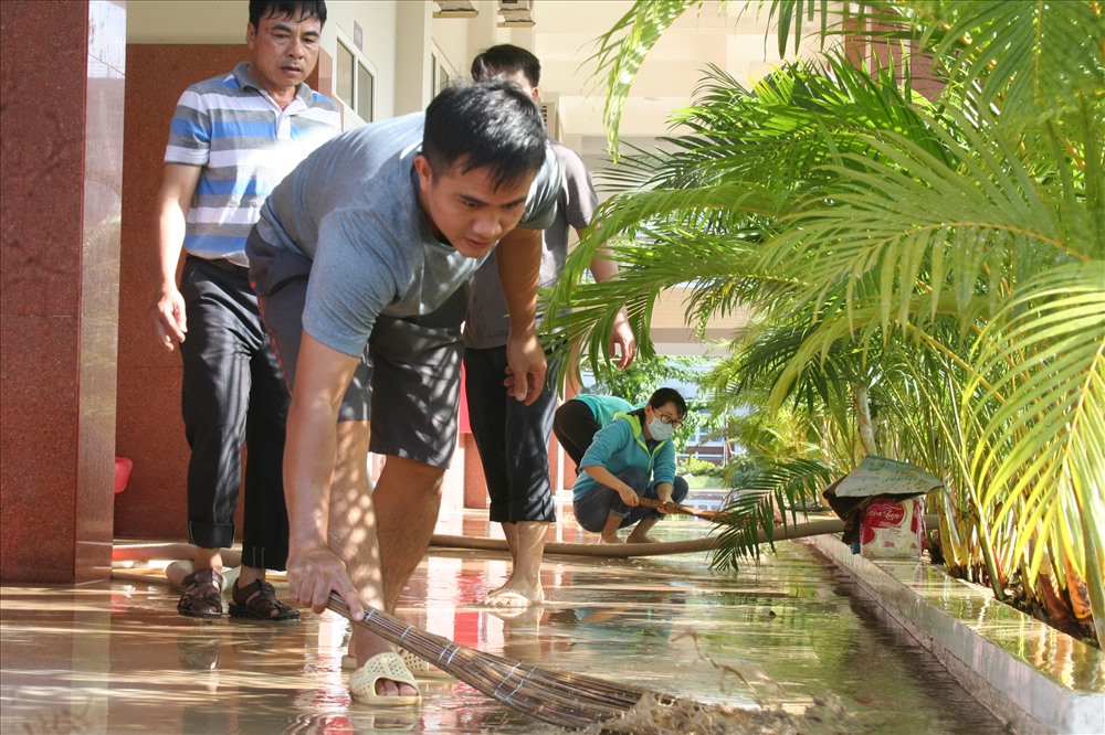 Nằm ở khu ngập lụt trọng yếu, toàn bộ trường Chính trị tỉnh Khánh Hòa ngập 1m, sau khi nước rút để lại lớp bùn đất dày trong tất cả các lớp, khuôn viên. Từ chiều 18.11 và trong 1-2 ngày tới các thầy cô giáo đang nỗ lực để dọn trường đảm bảo kịp thời gian lên lớp cho học sinh trong thời gian sớm nhất. Ảnh: P.Linh