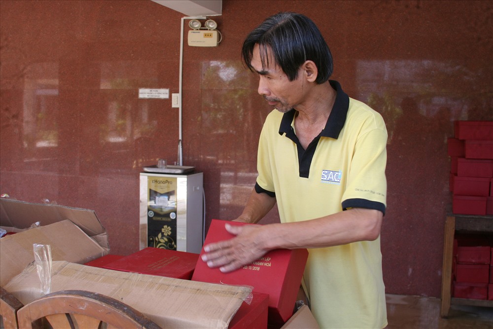 Những phần quà dành để tri ân thầy cô và kỉ niệm 70 năm thành lập Trường Chính trị tỉnh Khánh Hòa vào ngày 20.11 đề đã bị ngập nước hư hỏng và kế hoạch kỉ niệm cũng tạm dừng để dọn trường. Ảnh: P.Linh