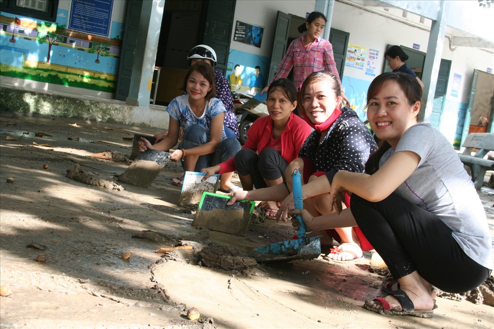 Và trong lấm lem bùn đất các cô giáo ở trưởng Tiểu học Phước Đồng vẫn thở phào vì “nếu hôm đó các em đi học thì không biết hậu quả sẽ thế nào?” Ảnh: P.Linh