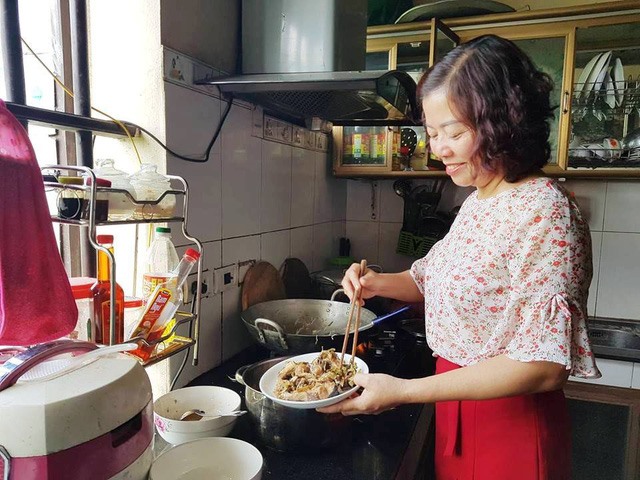 Cô giáo Nguyên chuẩn bị bữa cơm trưa cho các em học sinh nghèo. Ảnh: Dân trí