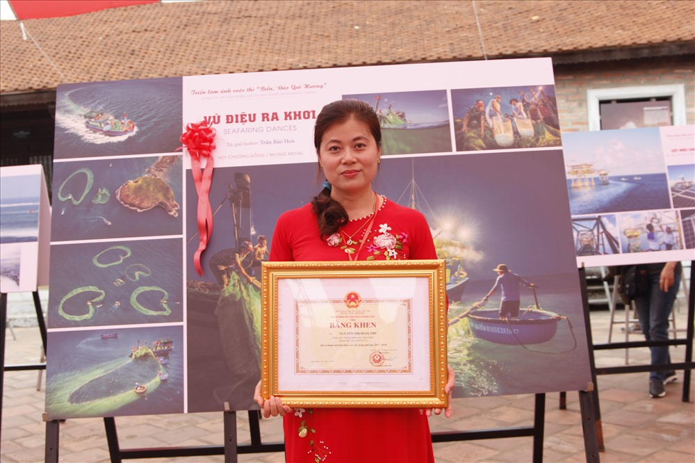 Cô giáo Nguyễn Thị Hoài Thu vinh dự là 1 trong 183 giáo viên được nhận bằng khen của Bộ trưởng Bộ Giáo dục Đào tạo. Ảnh: Nguyễn Hà