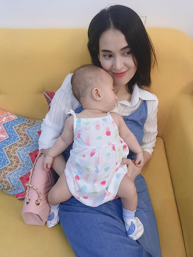 Tú Vi và con gái đầu lòng.