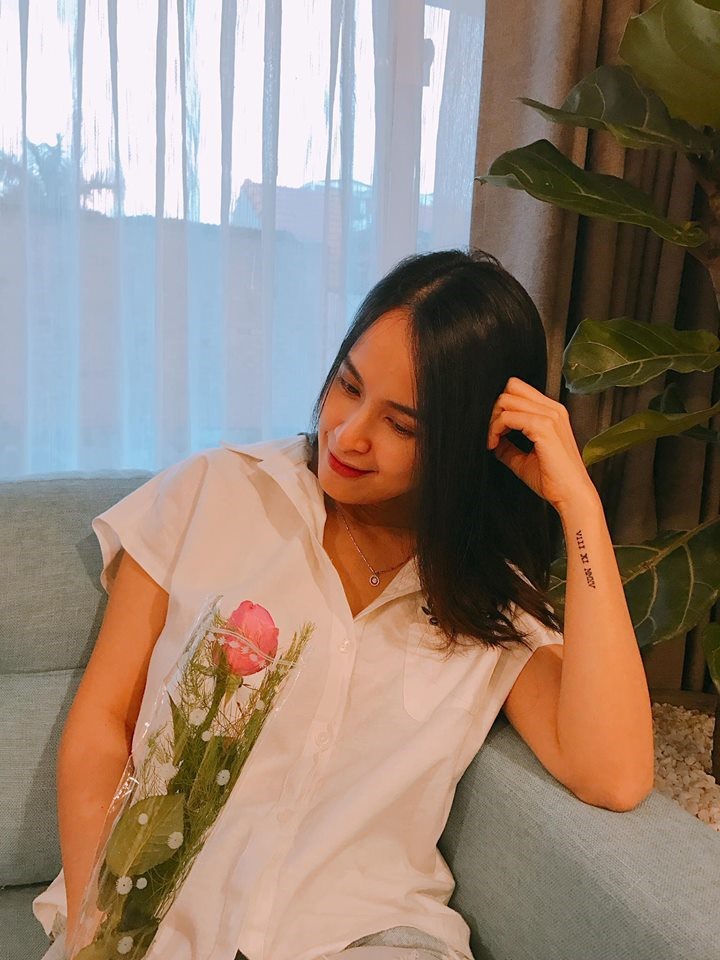 Mặc dù mới sinh con nhưng Tú Vi vẫn hết sức rạng ngời.