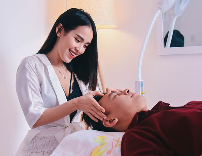 Mặc dù bận rộn với công việc nhưng Tú Vi vẫn dành thời gian quan tâm đến chồng con.