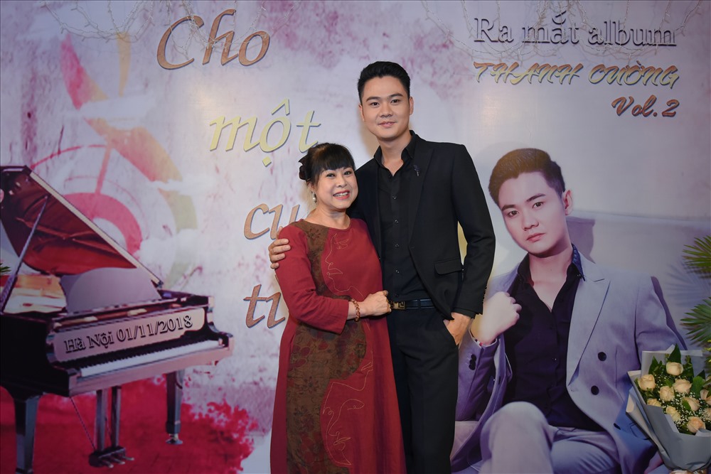 Ca sĩ Thanh Cường hạnh phúc khi nhận được sự ủng hộ từ gia đình, bạn bè và đồng nghiệp, trong đó, NSƯT Hồng Liên cũng là người chỉ bảo cho Thanh Cường tận tình.