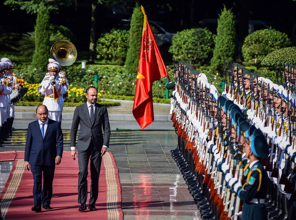 Thủ tướng Pháp Édouard Philippe, sinh ngày 28.11.1970 tại Rouen, năm 1992, tốt nghiệp Đại học Khoa học Chính trị; năm 1997, tốt nghiệp Học viện hành chính công ENA. Tháng 5.2017 đến nay, ông Édouard Philippe là Thủ tướng Cộng hòa Pháp. Ảnh: Sơn Tùng.