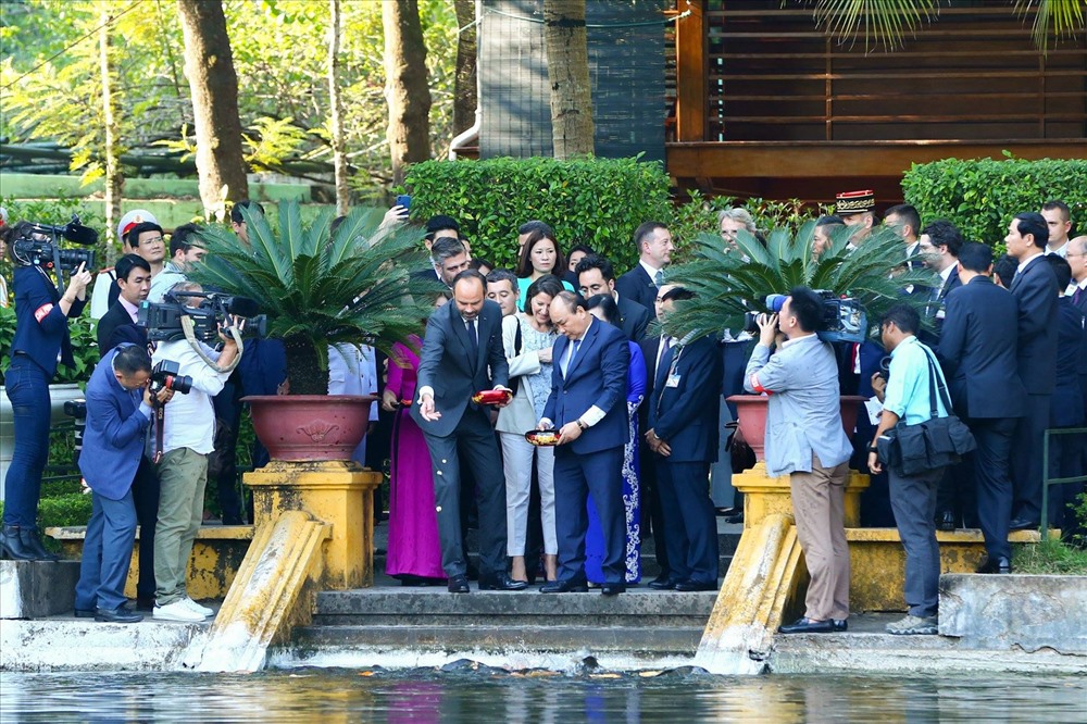 Thủ tướng Pháp Édouard Philippe thăm ao cá Bác Hồ trong khu di tích. Ảnh: Sơn Tùng.