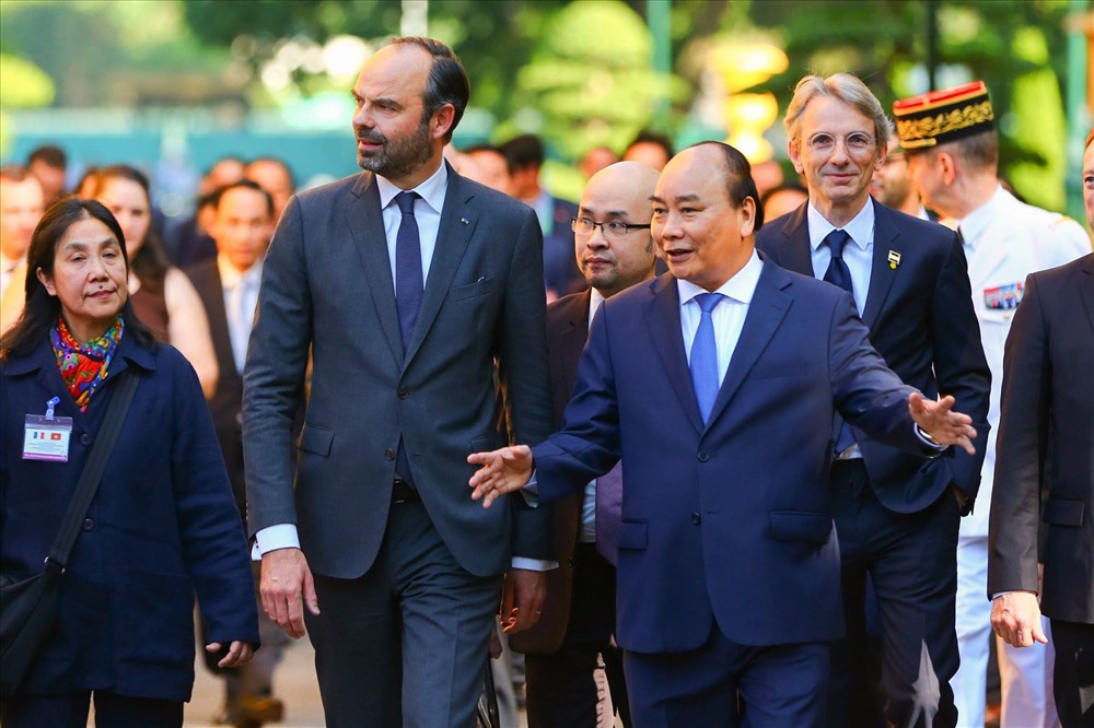 Thủ tướng Nguyễn Xuân Phúc và Thủ tướng Pháp Édouard Philippe tham quan Khu di tích Phủ Chủ tịch ngay sau lễ đón chính thức. Ảnh: Sơn Tùng.