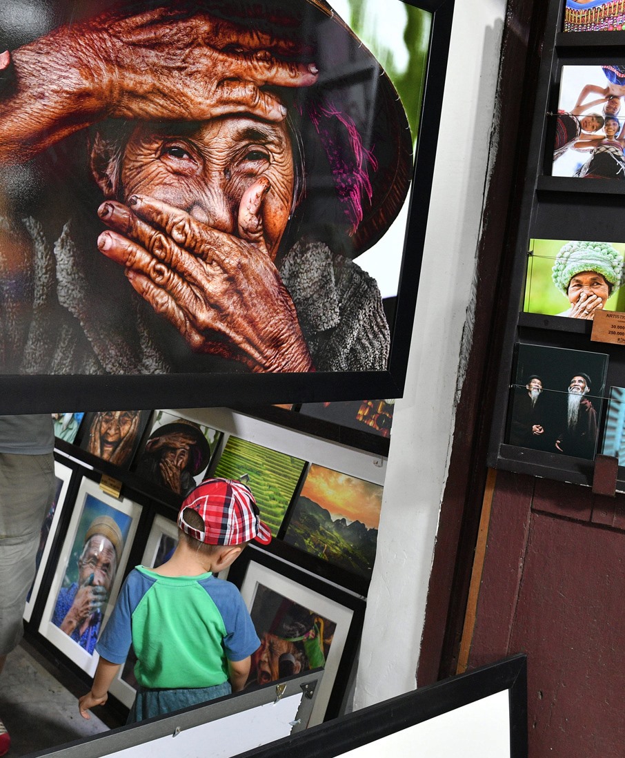 Cách bến sông không xa, hình ảnh bà Xong được treo trang trọng trước
cửa gallery ảnh “Sắc màu châu Á” của Réhahn Croquevielle.