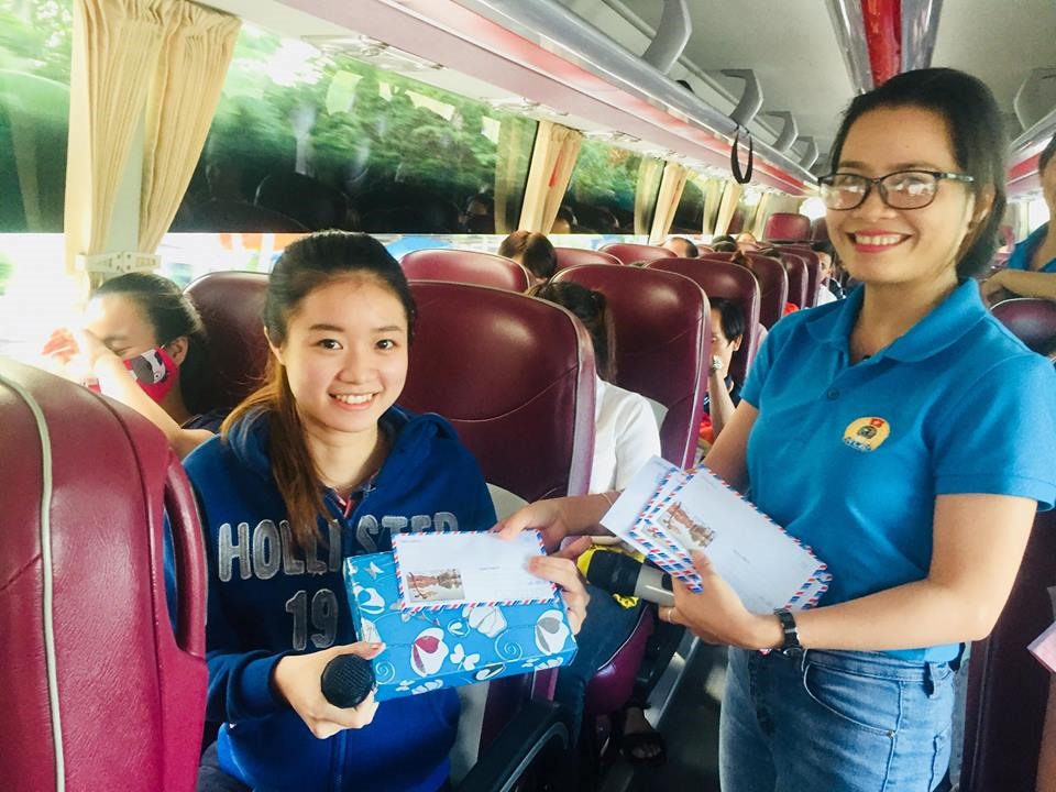 Một đoàn viên được nhận quà sau khi trả lời đúng câu hỏi. Ảnh: PĐ.