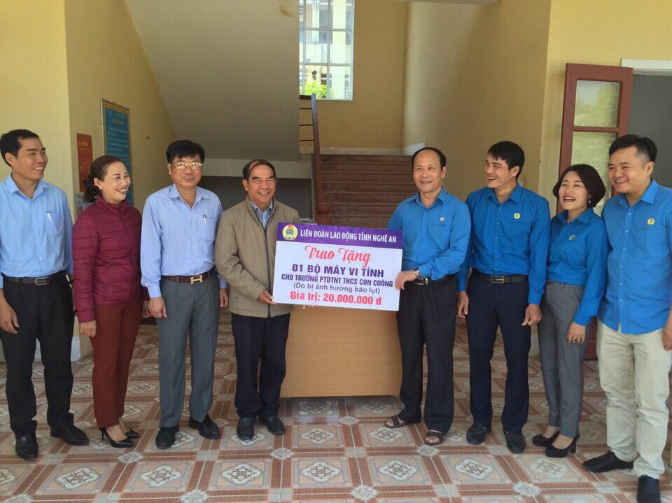 Trao quà cho các trường học cơ sở thiệt hại sau lũ lụt. Ảnh: V.C