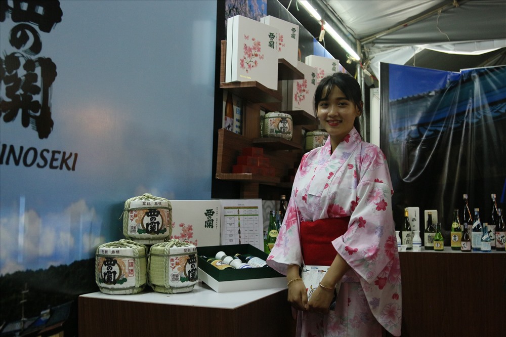 phụ nữ Nhật Bản lại vô cùng dịu dàng e ấp trong chính trang phục kimono truyền thống. Có thể nhận định, Kimono là đại diện tiêu biểu cho đặc trưng văn hóa Nhật. Đây là dịp để người dân ở TP.Cần Thơ tận mắt chiêm ngưỡng những bộ áo quần Kimono với nhưng hoa văn trang trí sặc sỡ, bắt mắt. Ảnh: BT