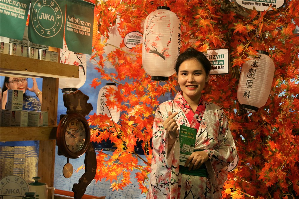 Rất đông các cô gái đến từ Nhật Bản đã đến tham dự, Chương trình Giao lưu Văn hóa Thương mại Việt Nam - Nhật Bản lần thứ 4 tại Cần Thơ. Chương trình trên nằm trong chuỗi hoạt động kỷ niệm 45 năm thiết lập quan hệ ngoại giao giữa Việt Nam - Nhật Bản (1973-2018). Ảnh: BT