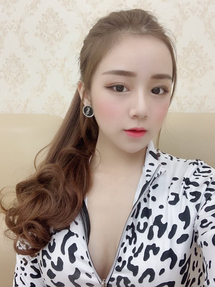 Thủy Tiên thể hiện là một cô gái yêu bóng đá. Ảnh: FBNV