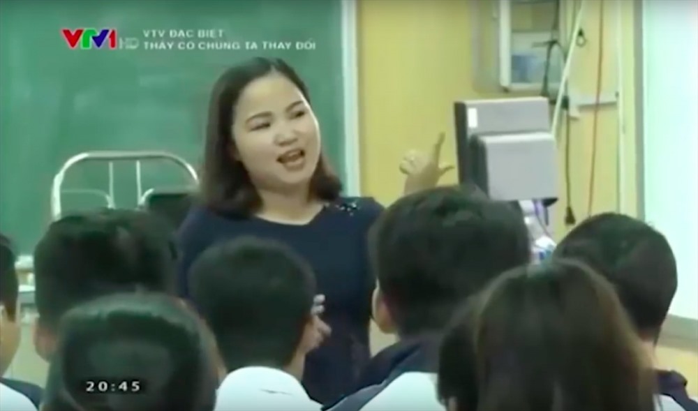Gọi học sinh đứng dậy trả lời bằng 1 cái vẩy tay...